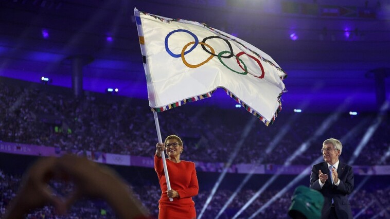 los-angeles-allegedly-plans-to-spend-$500k-to-install-olympic-flags-at-city-hall