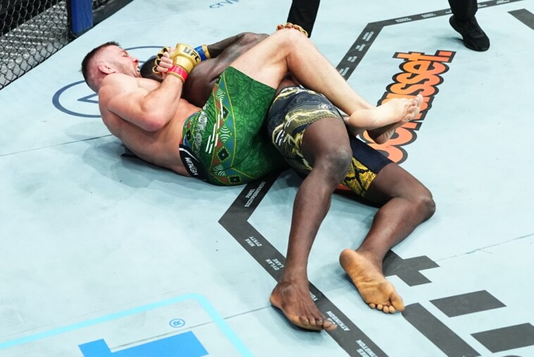 south-africa’s-dricus-du-plessis-retains-middleweight-ufc-title