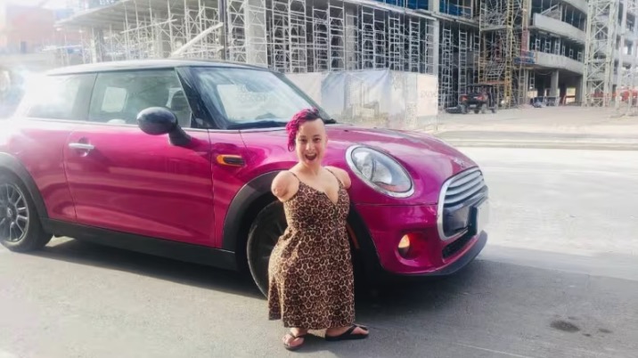 woman-born-without-arms-and-with-shortened-legs-can-now-drive-after-7-years-and-almost-$100k