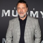 russell-crowe-tells-joe-rogan-america-is-‘beacon-of-freedom’-for-the-world