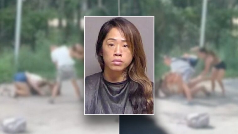 florida-high-school-mom-arrested-for-allegedly-joining-daughter’s-bus-stop-fistfight-in-video