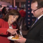 gov-hochul-disses,-rejects-piece-of-chicago-style-pizza-during-dnc-interview:-‘it’s-kinda-funny-looking’