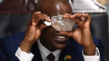 biggest-diamond-in-over-a-century-found-in-botswana-—-a-whopping-2,492-carats