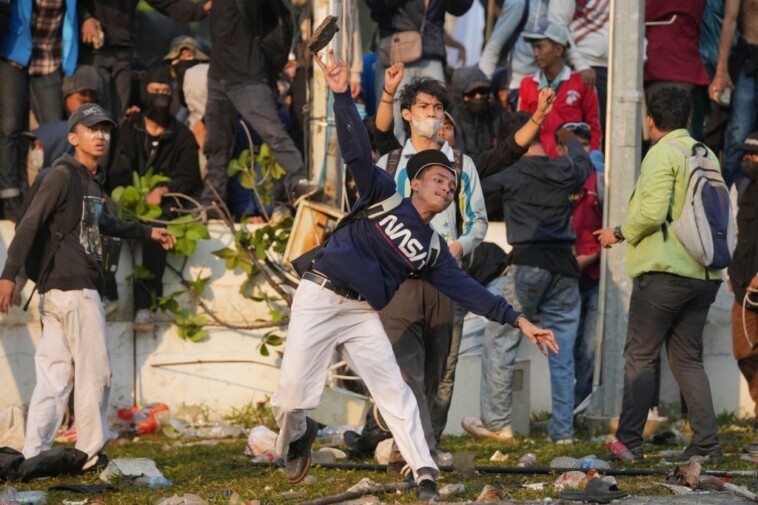 thousands-of-indonesians-attempt-to-storm-parliament-to-protest-changes-to-election-law