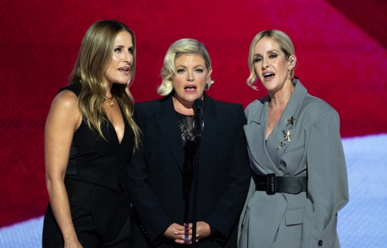 the-chicks-ripped-for-‘awful’-‘star-spangled-banner’-performance-at-dnc