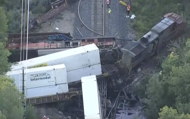 freight-trains-collide-in-us,-destroying-bridge-and-dumping-fuel