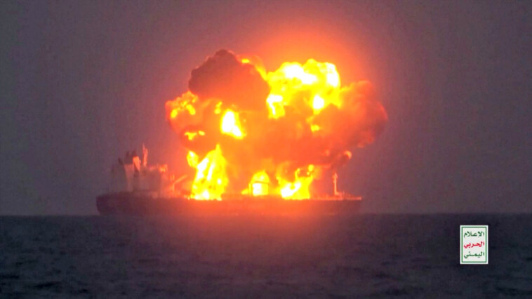 up-in-flames:-houthi-attack-blows-up-greek-oil-tanker-in-the-red-sea-(video)