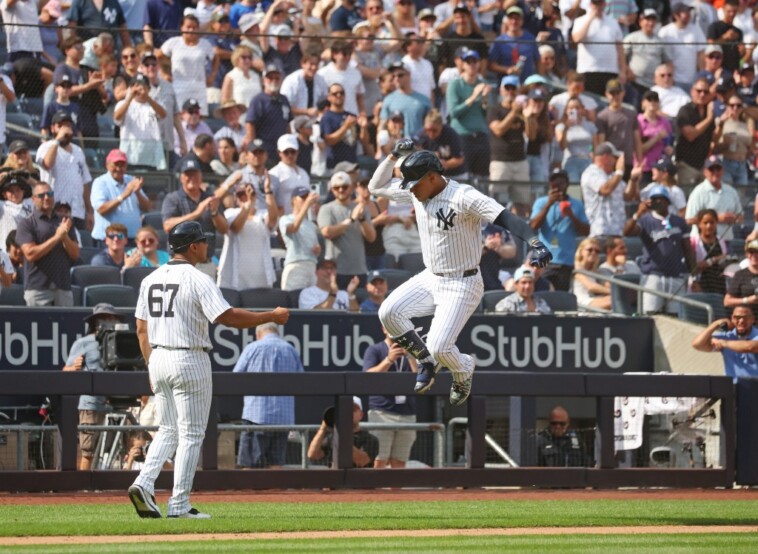 yankees-fans-plead-with-juan-soto-to-stay-in-the-bronx-for-long-haul