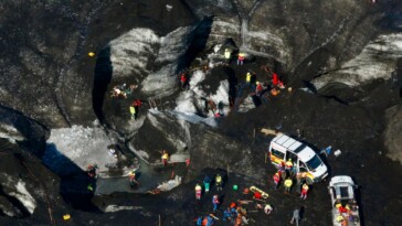 1-tourist-dead,-2-missing-in-iceland-ice-cave-collapse