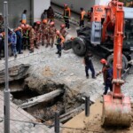 terrifying-moment-tourist-falls-26-feet-into-sinkhole-in-malaysia:-video