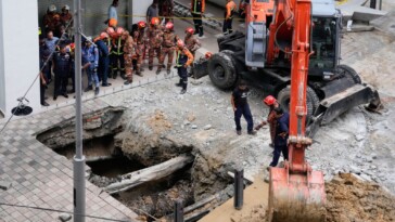 terrifying-moment-tourist-falls-26-feet-into-sinkhole-in-malaysia:-video