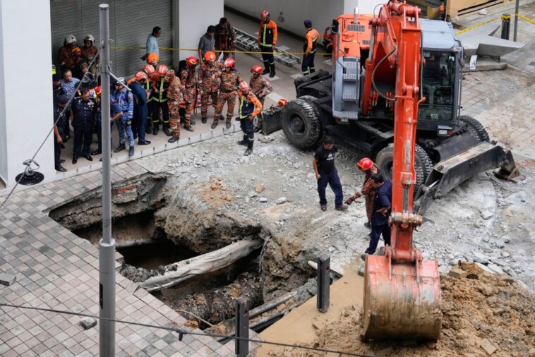 terrifying-moment-tourist-falls-26-feet-into-sinkhole-in-malaysia:-video