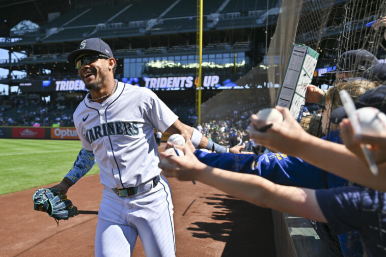 julio-rodriguez-hits-first-home-run-since-july-20-with-two-run-homer-in-mariners’-win-over-the-rays