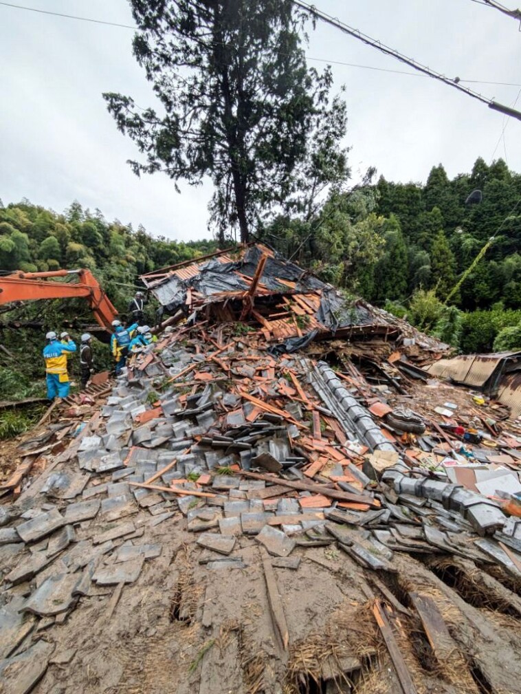 typhoon-shanshan-makes-landfall-in-japan,-killing-3-and-snarling-air-traffic