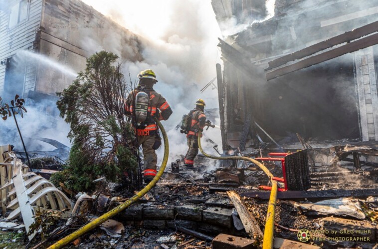 3-dead-after-small-plane-crashes-into-row-of-townhouses-in-oregon