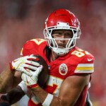 taylor-swift-hugs-donna-kelce-as-travis-helps-patrick-mahomes-make-history