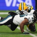 saquon-barkley-slips-on-first-carry-in-eagles-debut,-turns-it-around-for-philadelphia-touchdown-in-brazil