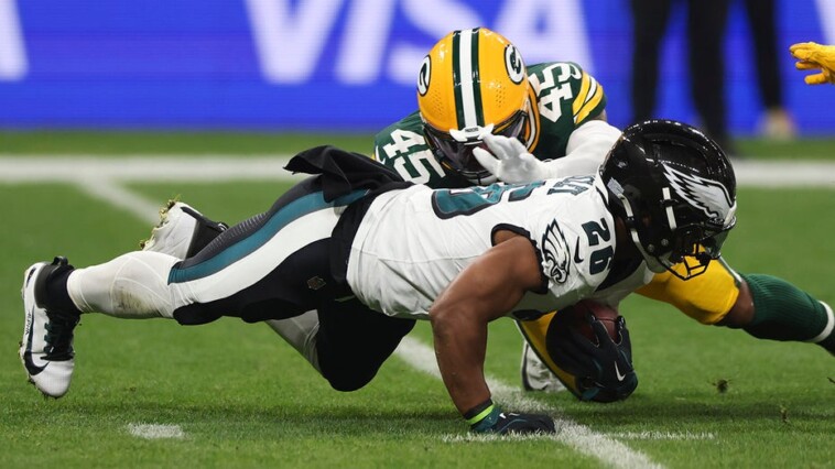 saquon-barkley-slips-on-first-carry-in-eagles-debut,-turns-it-around-for-philadelphia-touchdown-in-brazil