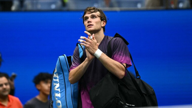 british-tennis-star-jack-draper-vomits-during-dramatic-us-open-semifinal-loss;-jannik-sinner-advances