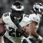 saquon-barkley-has-monster-debut-as-eagles-beat-packers-in-brazil