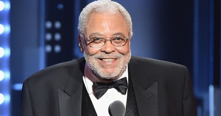 james-earl-jones,-who-played-‘star-wars”-darth-vader,-has-died-in-his-ny-home