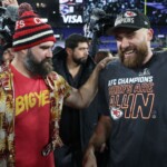 travis-kelce-jokes-about-jason-kelce’s-trip-to-the-mall-before-‘mnf’