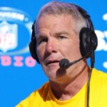 former-packers-qb-brett-favre-says-to-ignore-celebrity-political-endorsements