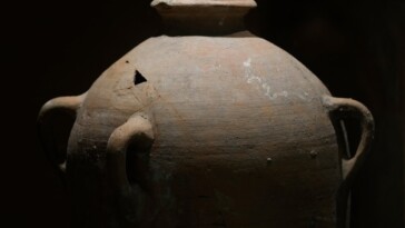 rare-ancient-jar-accidentally-smashed-by-a-4-year-old-has-been-fixed,-back-on-display-at-israeli-museum