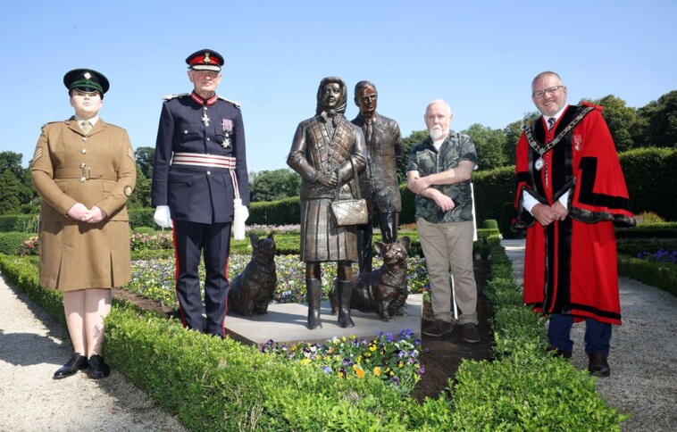 royal-flop!-queen-elizabeth-statue-is-a-‘monstrosity’-that-‘does-not-resemble-her-in-any-shape-or-form,’-locals-say