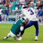 tua-tagovailoa-exits-with-concussion-after-taking-big-hit-to-head-in-major-dolphins-scare