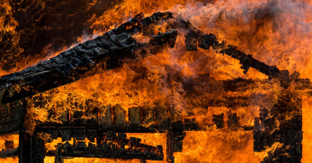 watch:-texas-officers-rescue-children-from-house-fire-in-nick-of-time