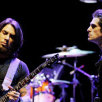 watch:-jane’s-addiction-concert-ends-with-singer-perry-farrell-assaulting-guitarist-dave-navarro-on-stage