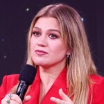 kelly-clarkson-says-‘it’s-not-hard-to-be-vulnerable’-except-when-discussing-one-thing