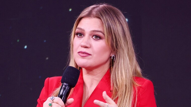 kelly-clarkson-says-‘it’s-not-hard-to-be-vulnerable’-except-when-discussing-one-thing