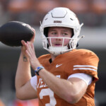 texas-qb-quinn-ewers-leaves-utsa-game-with-‘strained-abdomen,’-arch-manning-throws-td-on-next-play