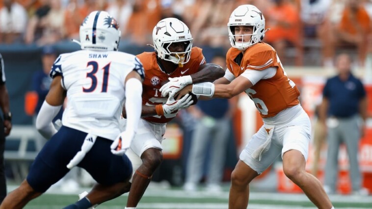 arch-manning-converts-2-touchdowns-in-3-plays-after-coming-off-the-bench-for-injured-texas-starter