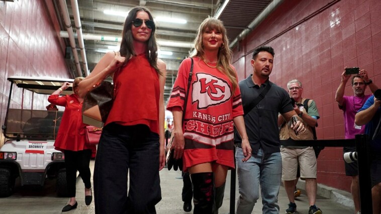 taylor-swift-arrives-at-chiefs-bengals-game-after-harris-endorsement,-trump-criticism