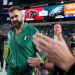 eagles-fan-comes-up-lame-after-jason-kelce-chest-bump