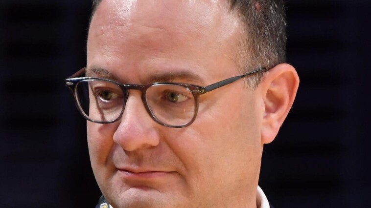 sports-world-reacts-to-adrian-wojnarowski-retiring-from-espn