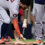 altuve-tossed-for-removing-shoe,-sock-in-wild-9th