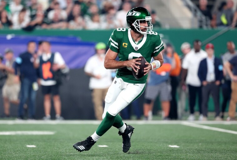 aaron-rodgers-makes-electric-entrance-in-metlife-stadium-return-for-jets