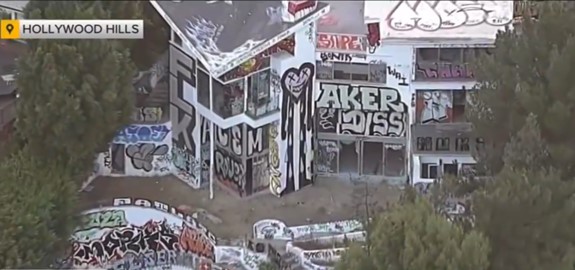 kamala’s-america:-violent-squatters-take-over-massive-mansion-in-wealthy-los-angeles-neighborhood-and-turn-it-into-a-total-dump-while-attacking-neighbors-(video)