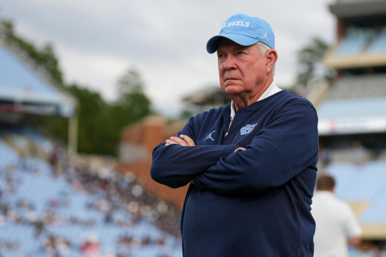 north-carolina’s-mack-brown-isn’t-planning-to-resign-after-telling-team-he’d-step-down-if-he-was-the-problem