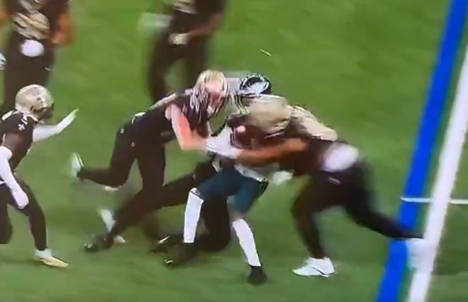 devonta-smith-suffers-concussion-on-frightening-helmet-to-helmet-hit