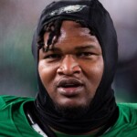 eagles’-jalen-carter-needs-to-be-restrained-as-he-trash-talks-saints-players,-fans