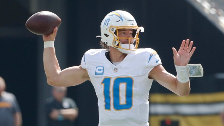 chargers’-justin-herbert-leaves-loss-to-steelers-early-after-reaggravating-ankle-injury