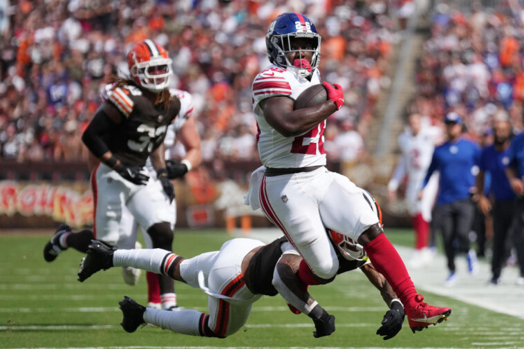 bad-beat:-giants’-devin-singletary-slides-down-at-1-yard-line-to-seal-game-when-over-would’ve-hit-with-td