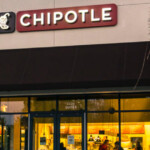 chipotle-starts-replacing-workers-with-robots-to-bypass-california’s-minimum-wage-laws