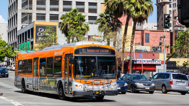 police-chase-hijacked-bus-in-los-angeles-with-hostages-on-board