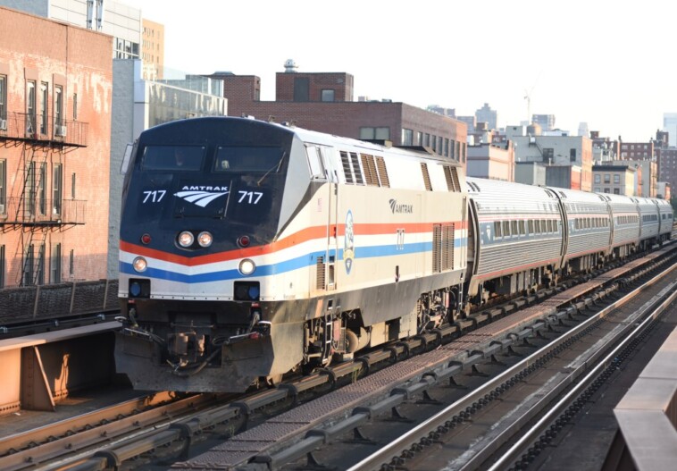 train-derails-near-nyc’s-penn-station,-blocking-tracks-—-and-causing-commuter-chaos